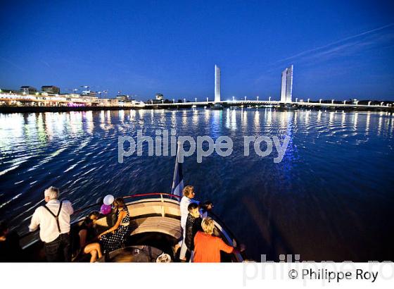 TOURISME FLUVIAL SUR LA GARONNE,  PORT DE LA LUNE, BORDEAUX. (33F30018.jpg)