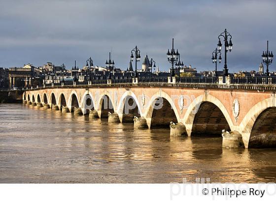 LE PONT DE PIERRE  SUR LA GARONNE,  PORT DE LA LUNE, BORDEAUX. (33F30030.jpg)