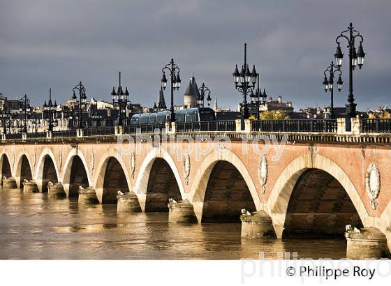 LE PONT DE PIERRE  SUR LA GARONNE,  PORT DE LA LUNE, BORDEAUX. (33F30031.jpg)