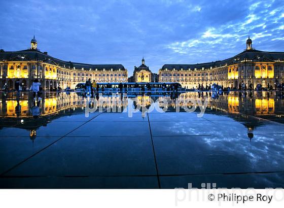 LE MIROIR D' EAU,  PLACE DE LA BOURSE,  PORT DE LA LUNE, BORDEAUX. (33F30104.jpg)