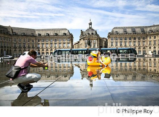 LE MIROIR D' EAU,  PLACE DE LA BOURSE,  PORT DE LA LUNE, BORDEAUX. (33F30109.jpg)