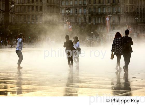LE MIROIR D' EAU, QUAI ET PLACE DE LA BOURSE  PORT DE LA LUNE, BORDEAUX. (33F30114.jpg)