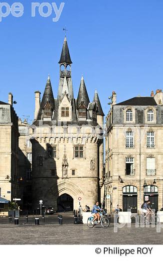 PLACE DU PALAIS ET PORTE CAILHAU,  QUARTIER SAINT PIERRE,    BORDEAUX. (33F30230.jpg)
