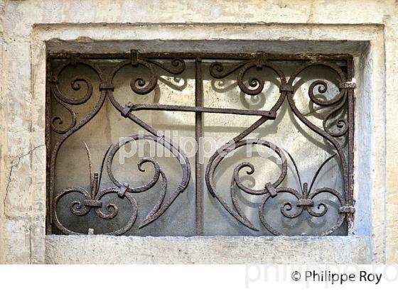 IMPOSTE EN FER FORGE , SUR PORTE DE MAISON,  QUARTIER SAINT PIERRE,   BORDEAUUX , GIRONDE. (33F30235.jpg)