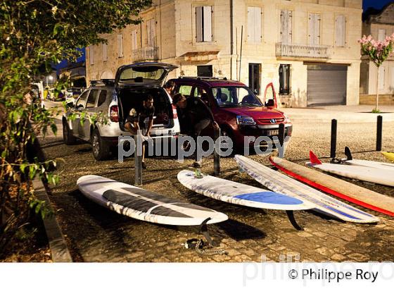 SURF SUR LE MASCARET DE LA  RIVIERE DORDOGNE, A SAINT-PARDON, GIRONDE. (33F30316.jpg)