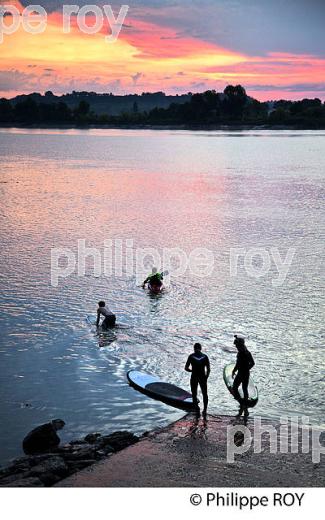 SURF SUR LE MASCARET DE LA  RIVIERE DORDOGNE, A SAINT-PARDON, GIRONDE. (33F30331.jpg)