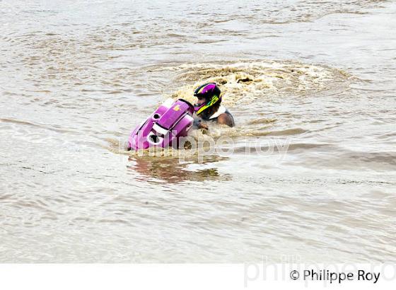 JET-SKI EN DIFFICULTE SUR LA RIVIERE   DORDOGNE, A  SAINT-PARDON, GIRONDE. (33F30511.jpg)