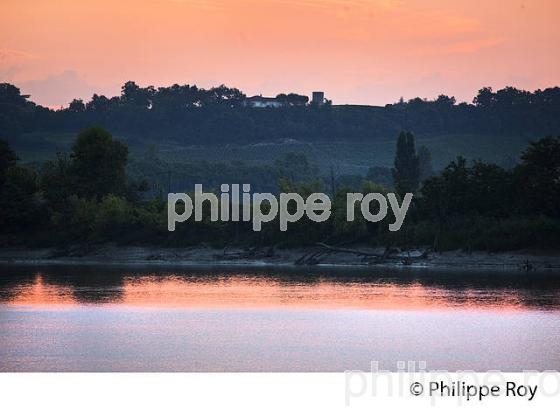 LEVER DU JOUR  SUR LOA  RIVIERE DORDOGNE,  A SAINT-PARDON, GIRONDE. (33F30518.jpg)