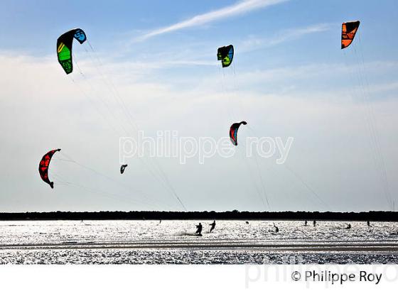 KITESURF, PLAGES DES ARBOUSIERS, ARCACHON, BASSIN D' ARCACHON, GIRONDE. (33F30529.jpg)