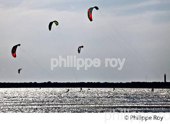 KITESURF, PLAGES DES ARBOUSIERS, ARCACHON, BASSIN D' ARCACHON, GIRONDE. (33F30530.jpg)