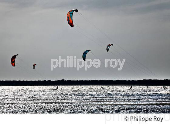 KITESURF, PLAGES DES ARBOUSIERS, ARCACHON, BASSIN D' ARCACHON, GIRONDE. (33F30531.jpg)