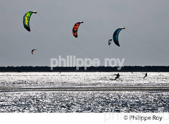 KITESURF, PLAGES DES ARBOUSIERS, ARCACHON, BASSIN D' ARCACHON, GIRONDE. (33F30532.jpg)