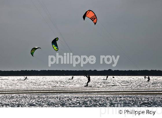 KITESURF, PLAGES DES ARBOUSIERS, ARCACHON, BASSIN D' ARCACHON, GIRONDE. (33F30536.jpg)