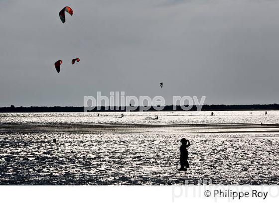 KITESURF, PLAGES DES ARBOUSIERS, ARCACHON, BASSIN D' ARCACHON, GIRONDE. (33F30537.jpg)