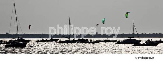 KITESURF, PLAGES DES ARBOUSIERS, ARCACHON, BASSIN D' ARCACHON, GIRONDE. (33F30539.jpg)