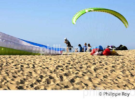 VOL EN PARAPENTE , DEPUIS LA DUNE DU PILAT, BASSIN D' ARCACHON, GIRONDE. (33F30608.jpg)