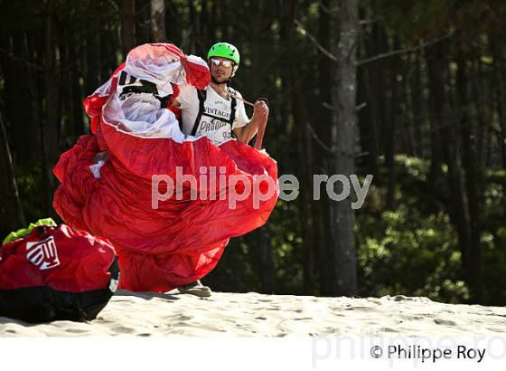 VOL EN PARAPENTE , DEPUIS LA DUNE DU PILAT, BASSIN D' ARCACHON, GIRONDE. (33F30612.jpg)