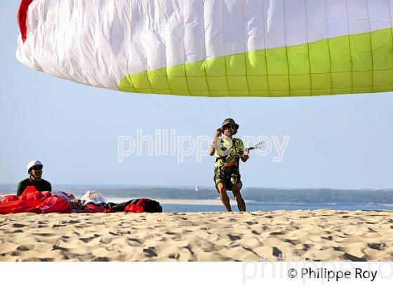 VOL EN PARAPENTE , DEPUIS LA DUNE DU PILAT, BASSIN D' ARCACHON, GIRONDE. (33F30614.jpg)