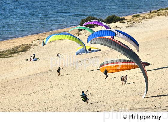 VOL EN PARAPENTE , DEPUIS LA DUNE DU PILAT, BASSIN D' ARCACHON, GIRONDE. (33F30618.jpg)