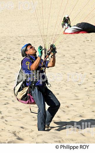 VOL EN PARAPENTE , DEPUIS LA DUNE DU PILAT, BASSIN D' ARCACHON, GIRONDE. (33F30623.jpg)