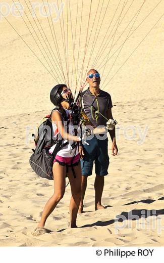 VOL EN PARAPENTE , DEPUIS LA DUNE DU PILAT, BASSIN D' ARCACHON, GIRONDE. (33F30624.jpg)