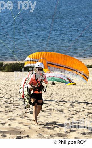 VOL EN PARAPENTE , DEPUIS LA DUNE DU PILAT, BASSIN D' ARCACHON, GIRONDE. (33F30625.jpg)