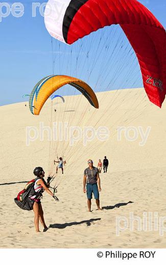 VOL EN PARAPENTE , DEPUIS LA DUNE DU PILAT, BASSIN D' ARCACHON, GIRONDE. (33F30626.jpg)