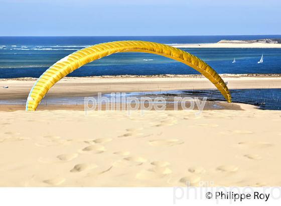 VOL EN PARAPENTE , DEPUIS LA DUNE DU PILAT, BASSIN D' ARCACHON, GIRONDE. (33F30630.jpg)