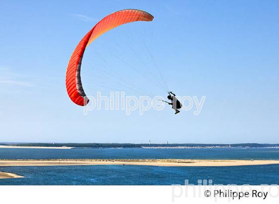 VOL EN PARAPENTE , DEPUIS LA DUNE DU PILAT, BASSIN D' ARCACHON, GIRONDE. (33F30714.jpg)