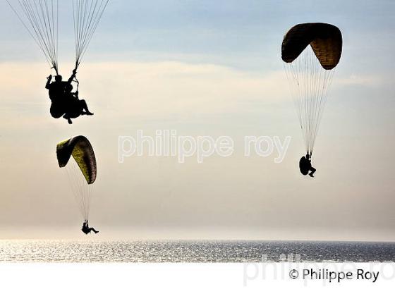 VOL EN PARAPENTE , DEPUIS LA DUNE DU PILAT, BASSIN D' ARCACHON, GIRONDE. (33F30727.jpg)