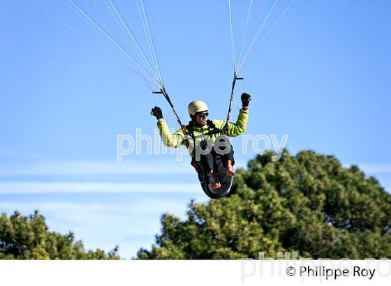 VOL EN PARAPENTE , DEPUIS LA DUNE DU PILAT, BASSIN D' ARCACHON, GIRONDE. (33F30728.jpg)