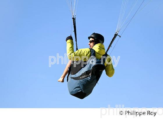 VOL EN PARAPENTE , DEPUIS LA DUNE DU PILAT, BASSIN D' ARCACHON, GIRONDE. (33F30729.jpg)