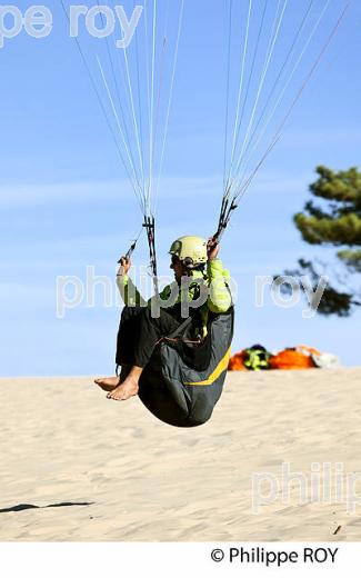 VOL EN PARAPENTE , DEPUIS LA DUNE DU PILAT, BASSIN D' ARCACHON, GIRONDE. (33F30730.jpg)