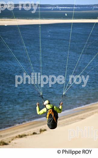 VOL EN PARAPENTE , DEPUIS LA DUNE DU PILAT, BASSIN D' ARCACHON, GIRONDE. (33F30731.jpg)