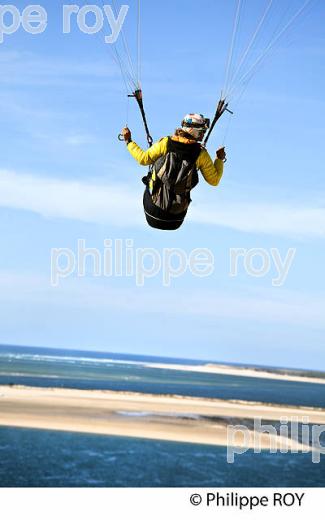 VOL EN PARAPENTE , DEPUIS LA DUNE DU PILAT, BASSIN D' ARCACHON, GIRONDE. (33F30733.jpg)