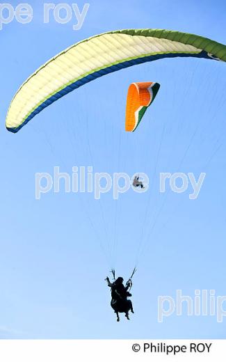 VOL EN PARAPENTE , DEPUIS LA DUNE DU PILAT, BASSIN D' ARCACHON, GIRONDE. (33F30734.jpg)