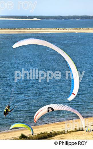 VOL EN PARAPENTE , DEPUIS LA DUNE DU PILAT, BASSIN D' ARCACHON, GIRONDE. (33F30735.jpg)