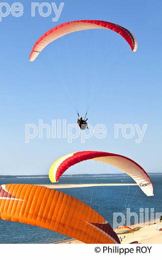 VOL EN PARAPENTE , DEPUIS LA DUNE DU PILAT, BASSIN D' ARCACHON, GIRONDE. (33F30737.jpg)