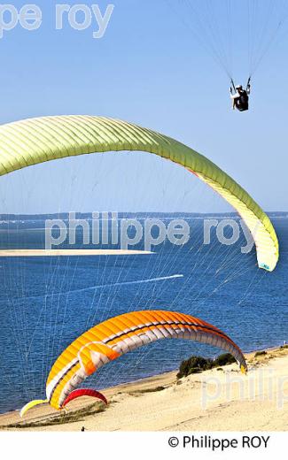 VOL EN PARAPENTE , DEPUIS LA DUNE DU PILAT, BASSIN D' ARCACHON, GIRONDE. (33F30738.jpg)