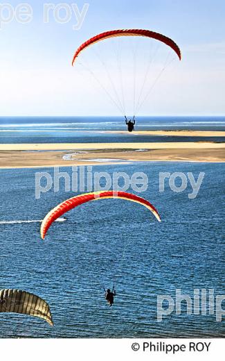 VOL EN PARAPENTE , DEPUIS LA DUNE DU PILAT, BASSIN D' ARCACHON, GIRONDE. (33F30740.jpg)