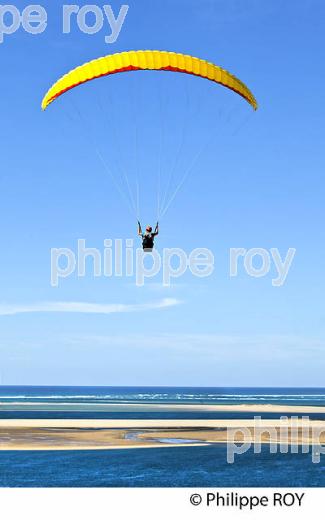 VOL EN PARAPENTE , DEPUIS LA DUNE DU PILAT, BASSIN D' ARCACHON, GIRONDE. (33F30805.jpg)