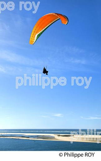 VOL EN PARAPENTE , DEPUIS LA DUNE DU PILAT, BASSIN D' ARCACHON, GIRONDE. (33F30806.jpg)