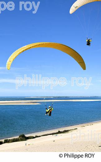 VOL EN PARAPENTE , DEPUIS LA DUNE DU PILAT, BASSIN D' ARCACHON, GIRONDE. (33F30807.jpg)