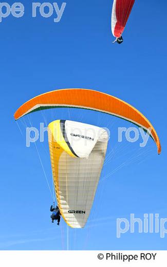 VOL EN PARAPENTE , DEPUIS LA DUNE DU PILAT, BASSIN D' ARCACHON, GIRONDE. (33F30808.jpg)