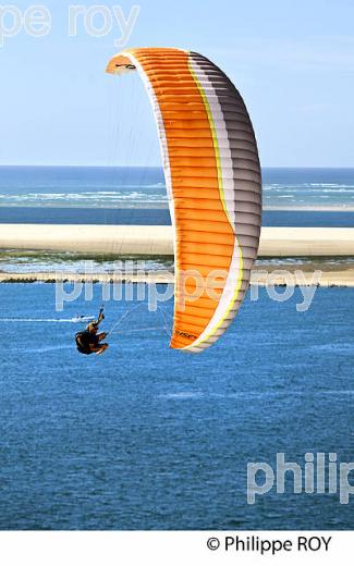 VOL EN PARAPENTE , DEPUIS LA DUNE DU PILAT, BASSIN D' ARCACHON, GIRONDE. (33F30809.jpg)