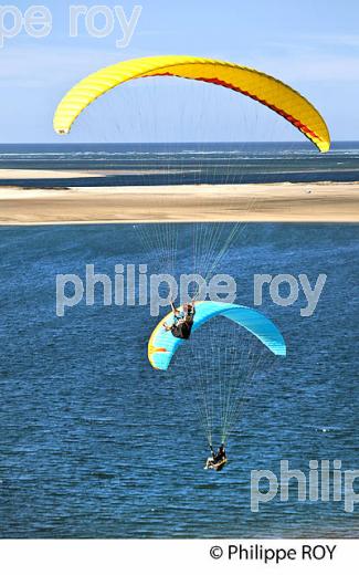 VOL EN PARAPENTE , DEPUIS LA DUNE DU PILAT, BASSIN D' ARCACHON, GIRONDE. (33F30810.jpg)