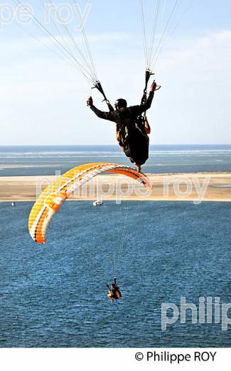 VOL EN PARAPENTE , DEPUIS LA DUNE DU PILAT, BASSIN D' ARCACHON, GIRONDE. (33F30811.jpg)