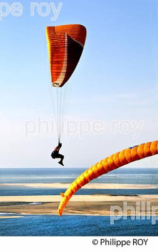 VOL EN PARAPENTE , DEPUIS LA DUNE DU PILAT, BASSIN D' ARCACHON, GIRONDE. (33F30812.jpg)