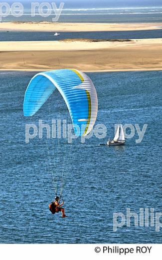 VOL EN PARAPENTE , DEPUIS LA DUNE DU PILAT, BASSIN D' ARCACHON, GIRONDE. (33F30815.jpg)