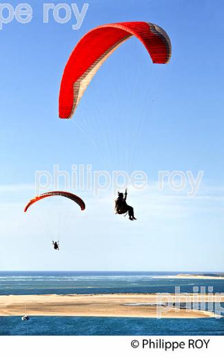 VOL EN PARAPENTE , DEPUIS LA DUNE DU PILAT, BASSIN D' ARCACHON, GIRONDE. (33F30816.jpg)